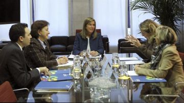 Ana Mato en una reunión con sus asesores