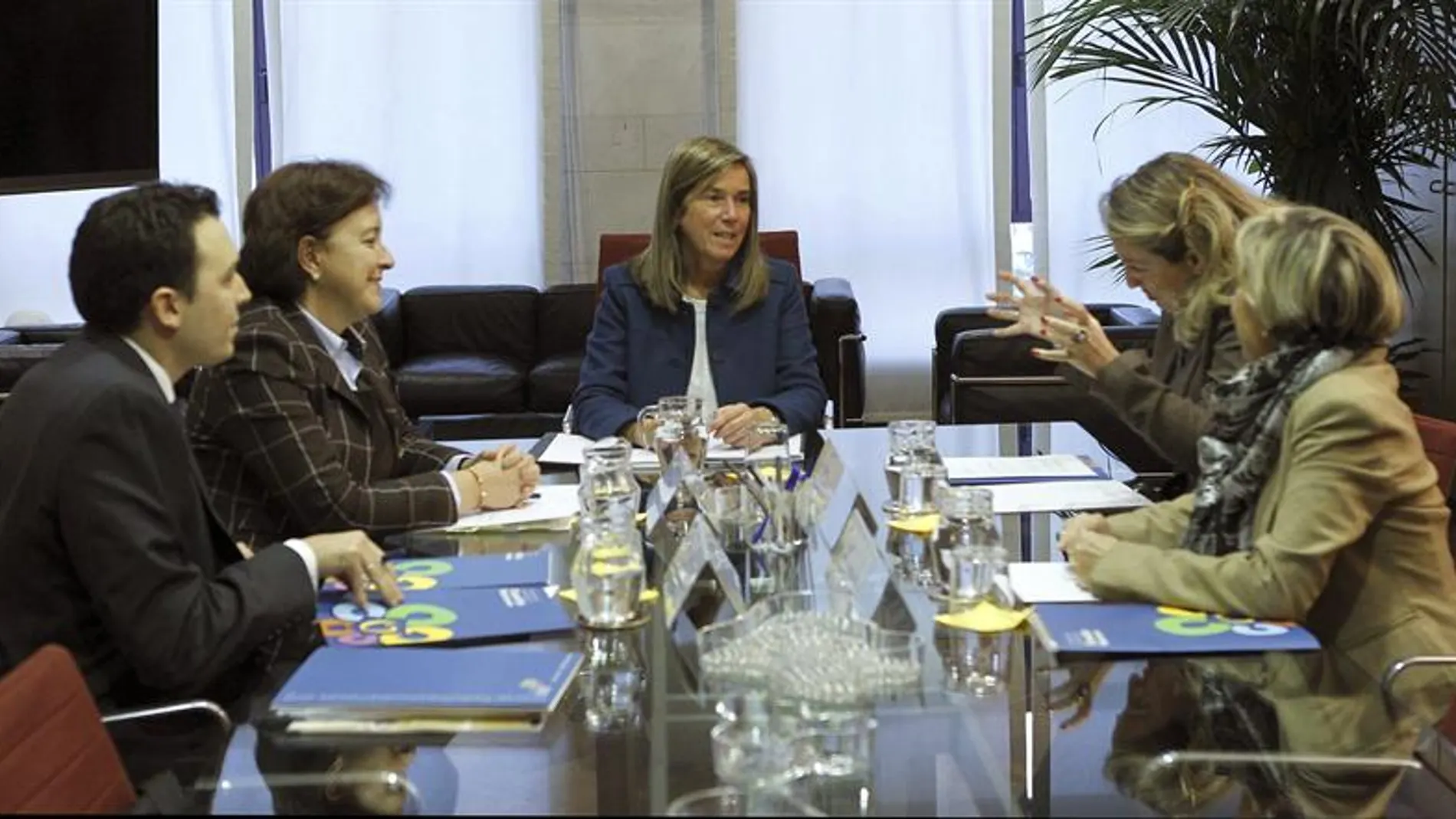 Ana Mato en una reunión con sus asesores Ana Mato en una reunión con sus asesores