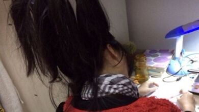 Una estudiante china se ata el pelo al techo para mantenerse despierta