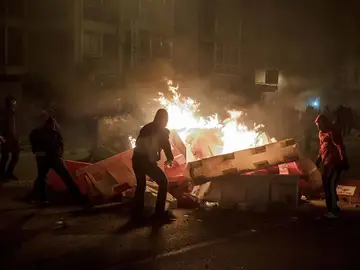 Contenedores ardiendo durante la protesta Contenedores ardiendo durante la protesta
