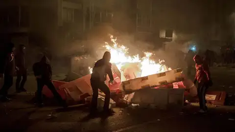 Contenedores ardiendo durante la protesta Contenedores ardiendo durante la protesta