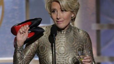 VÍDEO: Emma Thompson presenta el premio a mejor guión en los Globos de Oro con copa y zapatos en mano