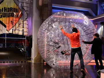 Nuria Roca en una bola en El Hormiguero 3.0 Nuria Roca en una bola en El Hormiguero 3.0