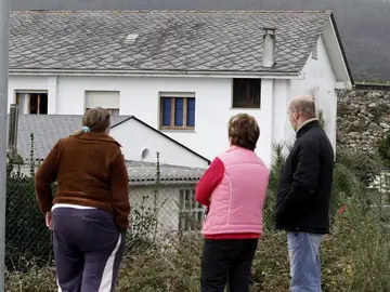 Varios vecinos de la zona observan la vivienda donde se produjo el crimen Varios vecinos de la zona observan la vivienda donde se produjo el crimen