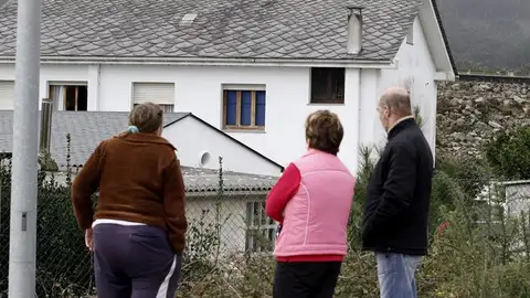 Varios vecinos de la zona observan la vivienda donde se produjo el crimen Varios vecinos de la zona observan la vivienda donde se produjo el crimen