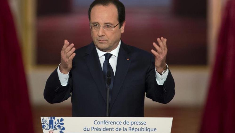 El presidente francés François Hollande comparece en una rueda de prensa en París