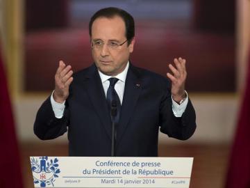 El presidente francés François Hollande comparece en una rueda de prensa en París