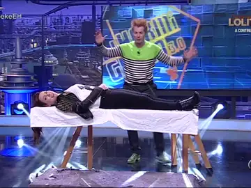 Natalia Verbeke flotando en el aire Natalia Verbeke flotando en el aire
