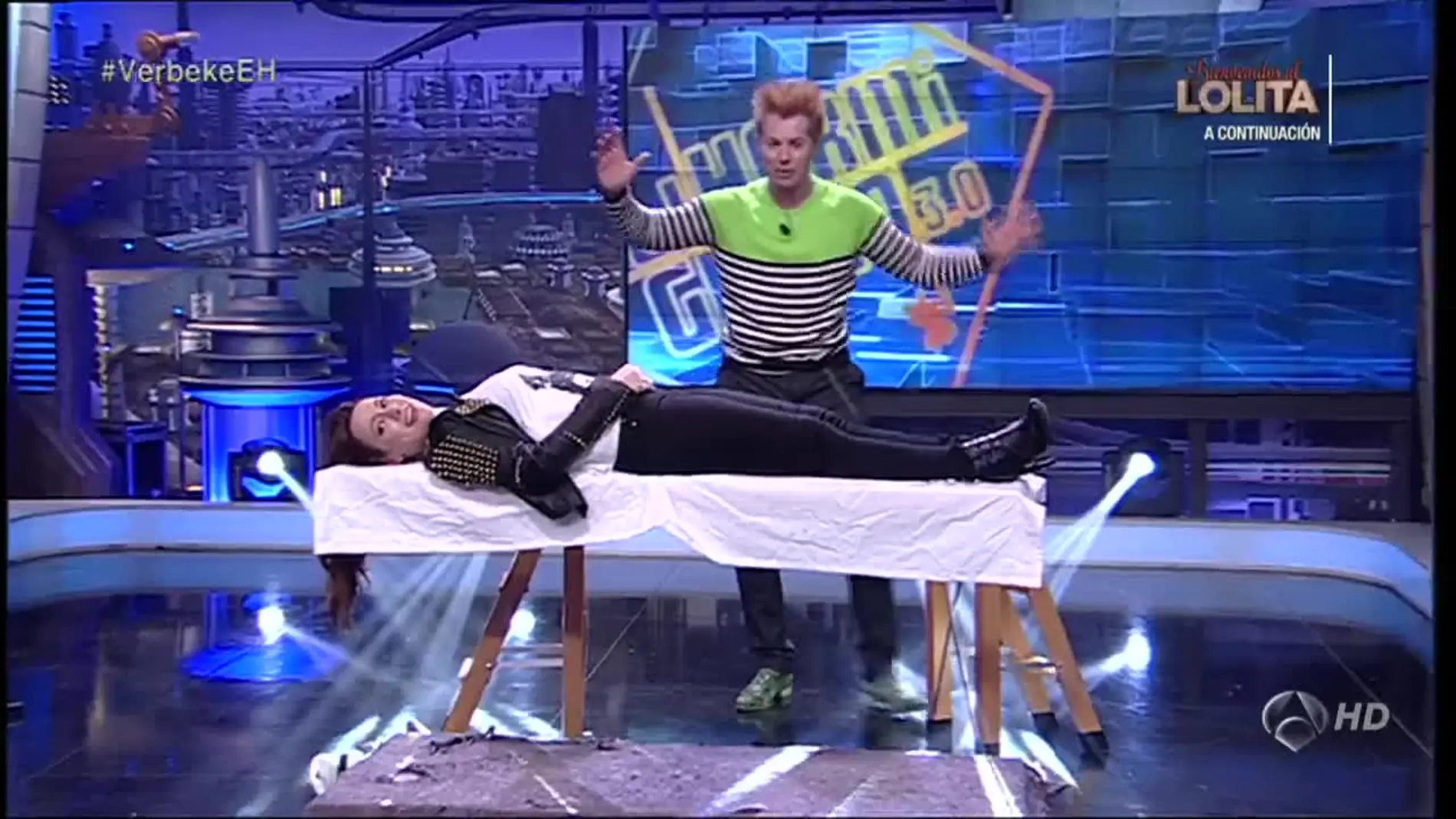 Natalia Verbeke flotando en el aire