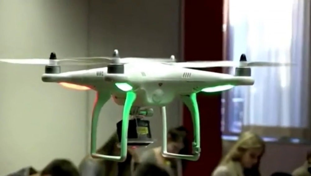 Un dron que vigila los exámenes