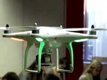 Un dron que vigila los exámenes