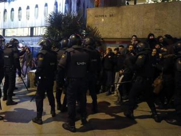 La Policía carga contra un grupo de manifestantes en apoyo a Gamonal 