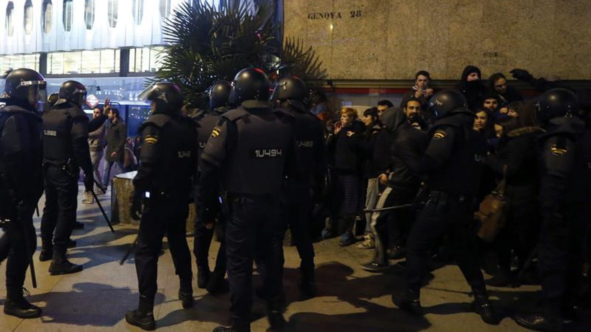 La Polic&iacute;a carga contra un grupo de manifestantes en apoyo a Gamonal 