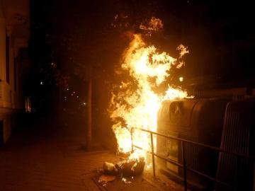 Contenedores quemados en la calle Marqués de la Ensenada 