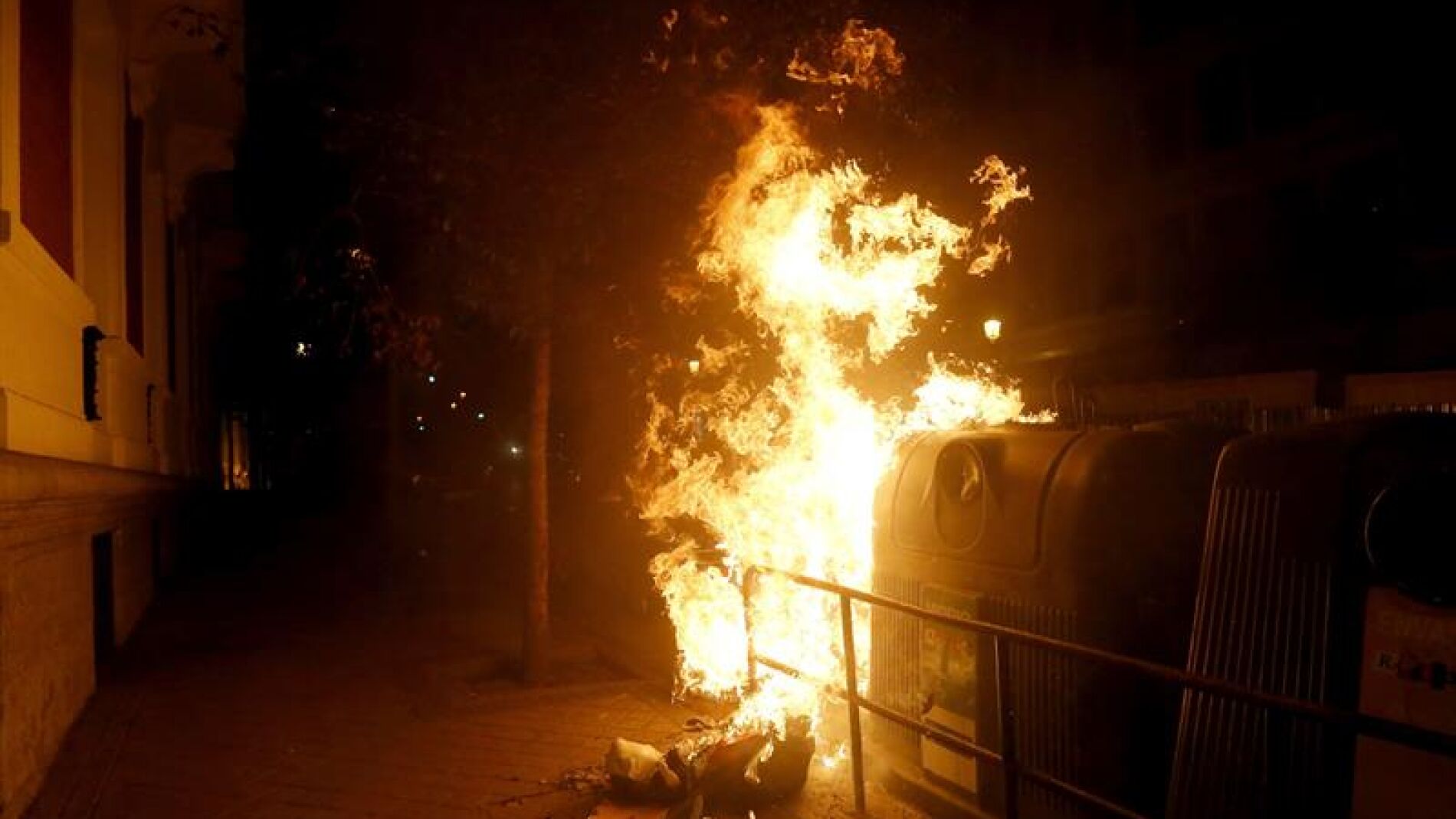 Contenedores quemados en la calle Marqu&eacute;s de la Ensenada 