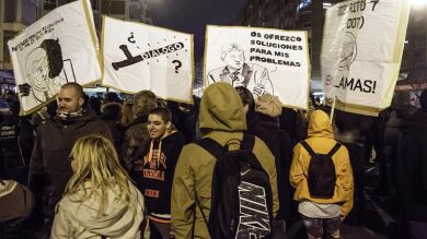 Un detenido en el segundo día de protestas en Madrid en apoyo de Gamonal