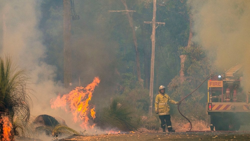 Un bombero intenta sofocar los incendios de Australia