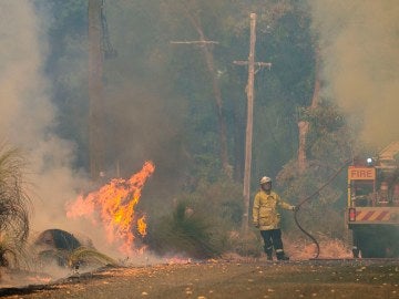 Un bombero intenta sofocar los incendios de Australia