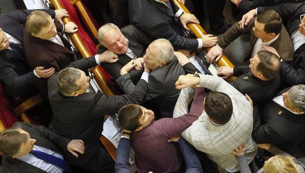 Diputados ucranianos se enfrentan durante la votación para el presupuesto del Estado.