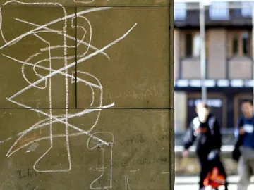 Pintada con el anagrama de ETA tachado. Pintada con el anagrama de ETA tachado.