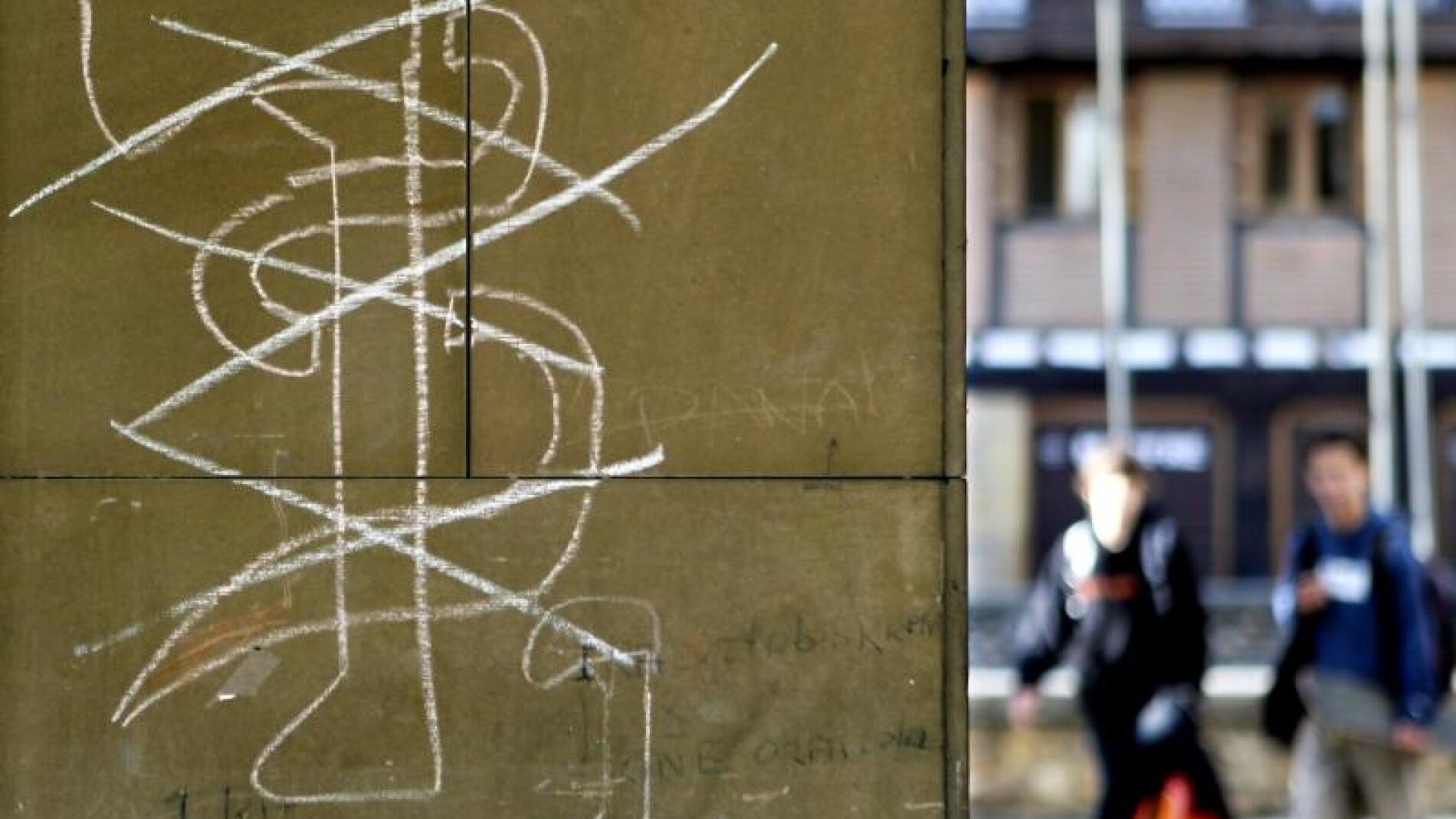 Pintada con el anagrama de ETA tachado.