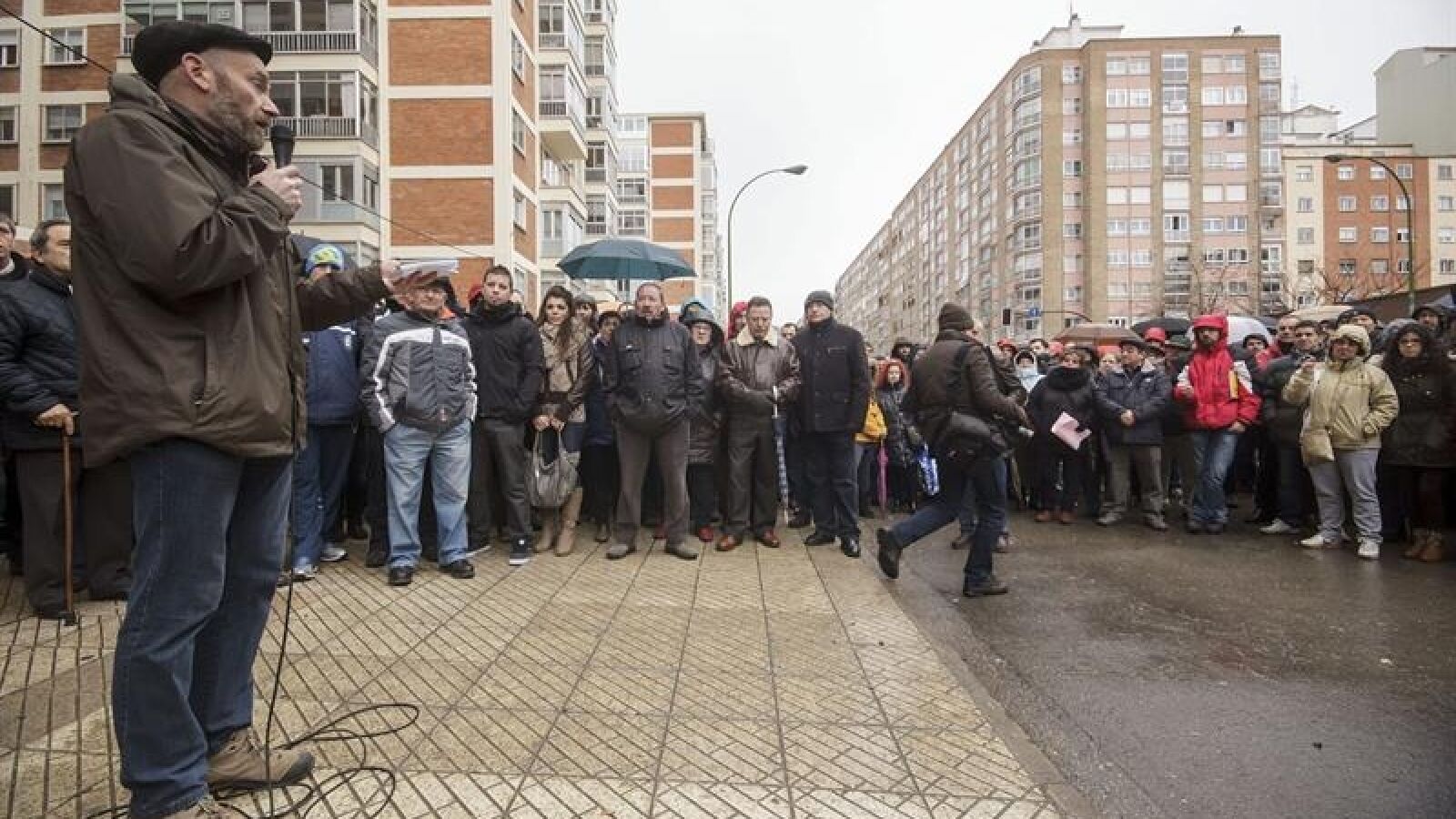 Gamonal, tranquilo antes de que las máquinas comiencen a cerrar la zanja abierta