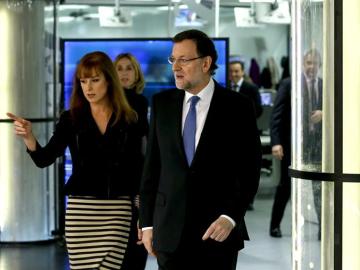 Gloria Lomana conduce a Mariano Rajoy por el plató de Noticias