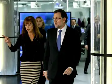 Gloria Lomana conduce a Mariano Rajoy por el plató de Noticias Gloria Lomana conduce a Mariano Rajoy por el plató de Noticias