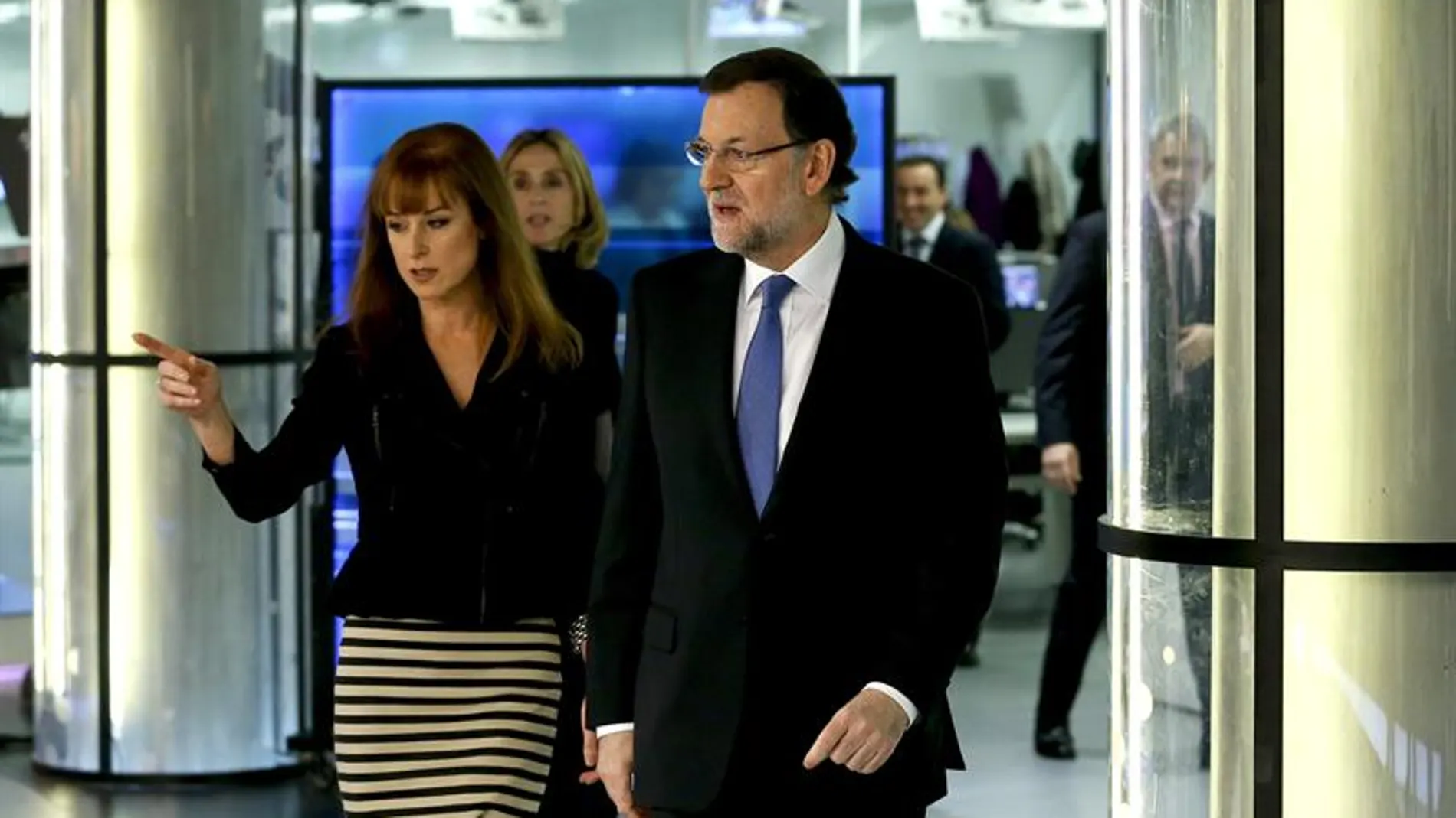 Gloria Lomana conduce a Mariano Rajoy por el plató de Noticias Gloria Lomana conduce a Mariano Rajoy por el plató de Noticias