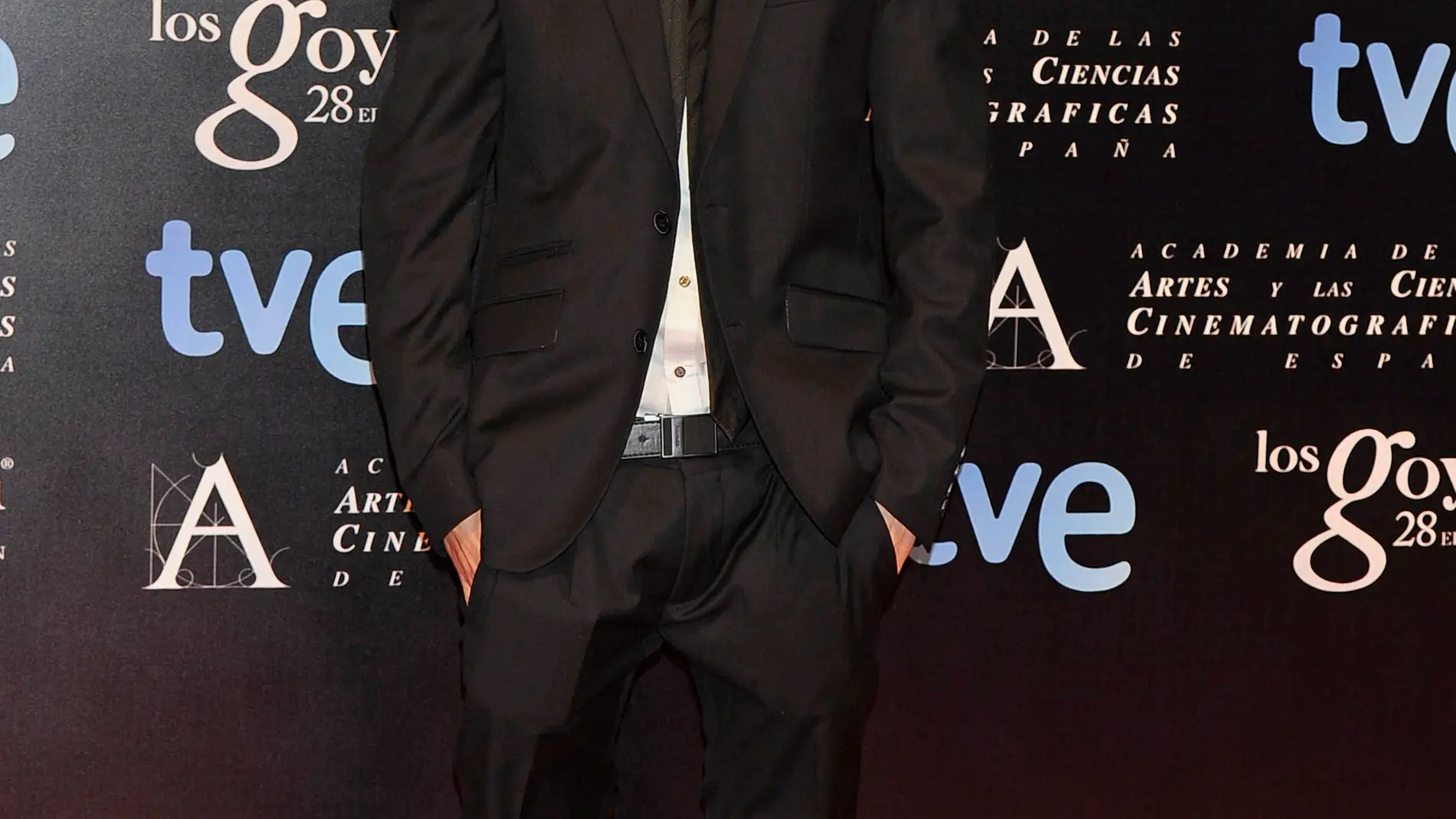 Patrick Criado con traje y gran sonrisa por su nominación por 'La gran familia española'