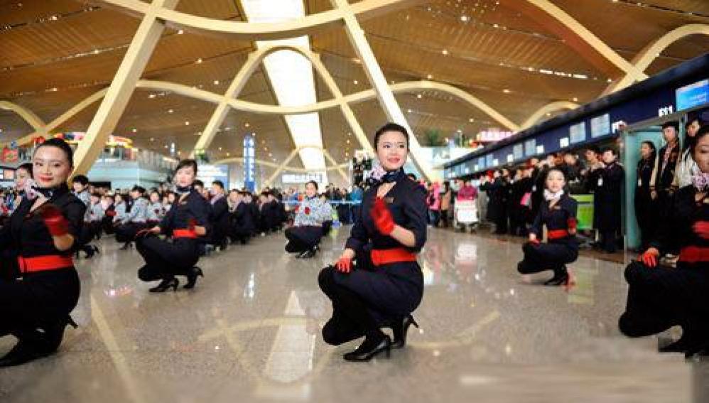 Un grupo de azafatos sorprende a los pasajeros con un flashmob en Shanghai