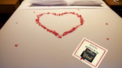 Una compañía China premia a su mejor empleado con una noche junto a una actriz porno