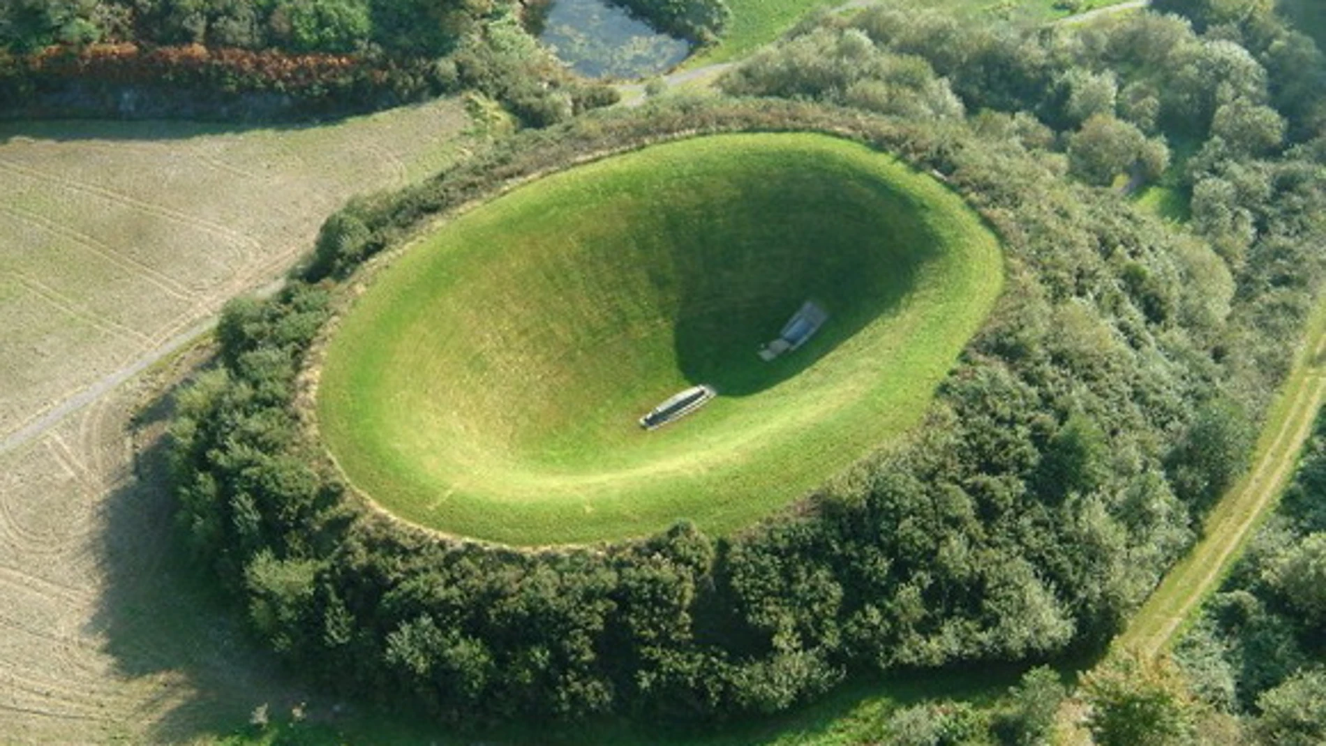 Cráter hecho por el hombre en los jardines de Liss Ard, Irlanda Cráter hecho por el hombre en los jardines de Liss Ard, Irlanda
