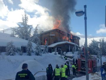 Un hotel en Sierra Nevada queda "totalmente destruido" por un incendio Un hotel en Sierra Nevada queda "totalmente destruido" por un incendio