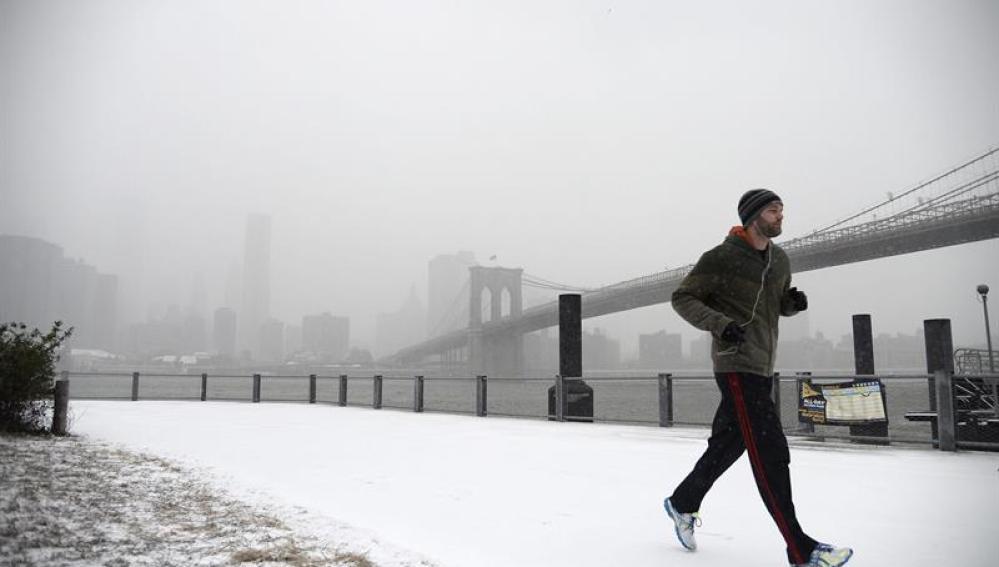 Un hombre hace footing en el parque del Puente de Brooklyn en Nueva York