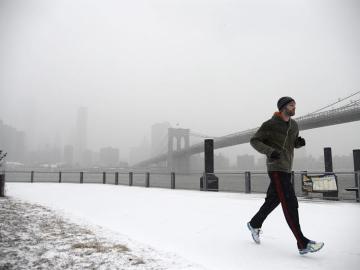 Un hombre hace footing en el parque del Puente de Brooklyn en Nueva York