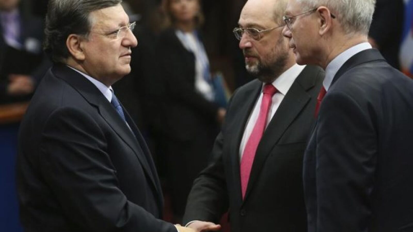 Bruselas ve riesgo de que España incumpla el déficit en 2015 y pide más ajustes