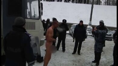 La Policía de Kiev obliga a un detenido a permanecer desnudo bajo la nieve