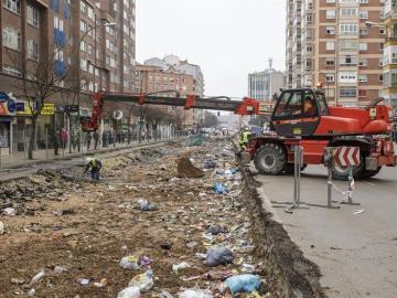 Comienzan a quitar escombros de la calle Vitoria en el barrio de Gamonal de Burgos