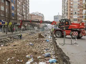 Comienzan a quitar escombros de la calle Vitoria en el barrio de Gamonal de Burgos Comienzan a quitar escombros de la calle Vitoria en el barrio de Gamonal de Burgos