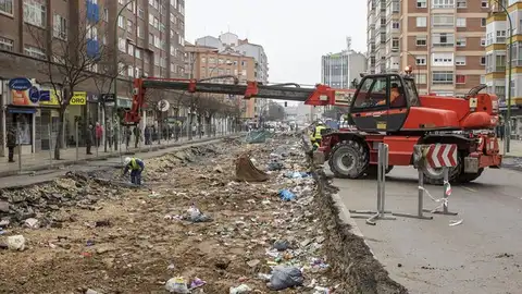 Comienzan a quitar escombros de la calle Vitoria en el barrio de Gamonal de Burgos Comienzan a quitar escombros de la calle Vitoria en el barrio de Gamonal de Burgos