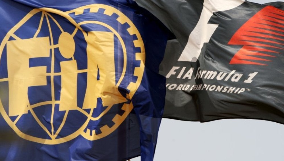 La bandera de la FIA ondeando