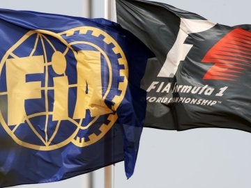 La bandera de la FIA ondeando