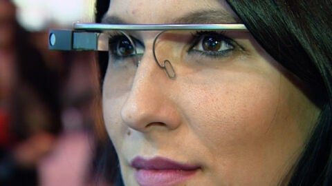 Una mujer usa las google glass