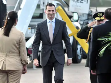 El príncipe Felipe, tras bajar de un avión de la Fuerza Aérea El príncipe Felipe, tras bajar de un avión de la Fuerza Aérea