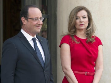 Hollande junto a Valérie Trierweiler