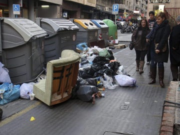 Residuos esparcidos por una calle de Alicante