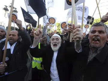 Túnez se echa a la calle para celebrar la Constitución Túnez se echa a la calle para celebrar la Constitución
