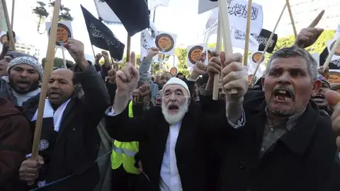 Túnez se echa a la calle para celebrar la Constitución Túnez se echa a la calle para celebrar la Constitución