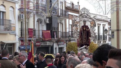 Trigueros realiza su ofrenda a San Antonio Abad con el lanzamiento de alimentos